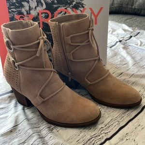 NWT Roxy Wallis Boots sz 10, adorable details never